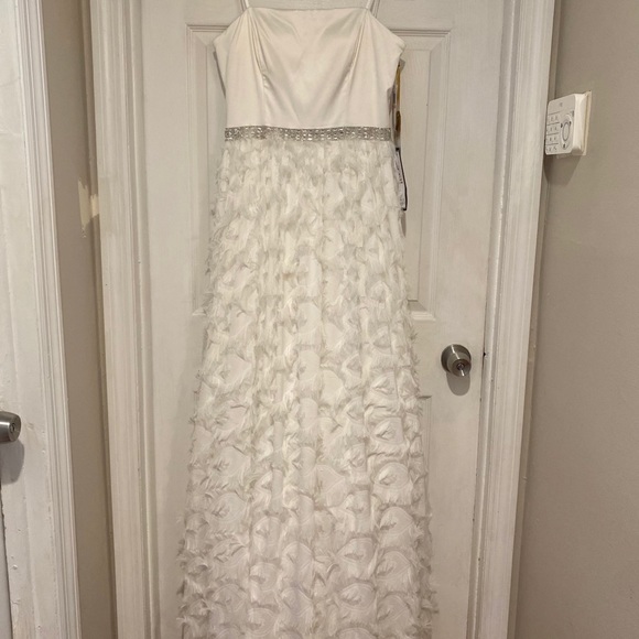 White Bridal/ Prom Sleeveless Gown, NRT - Picture 3 of 14